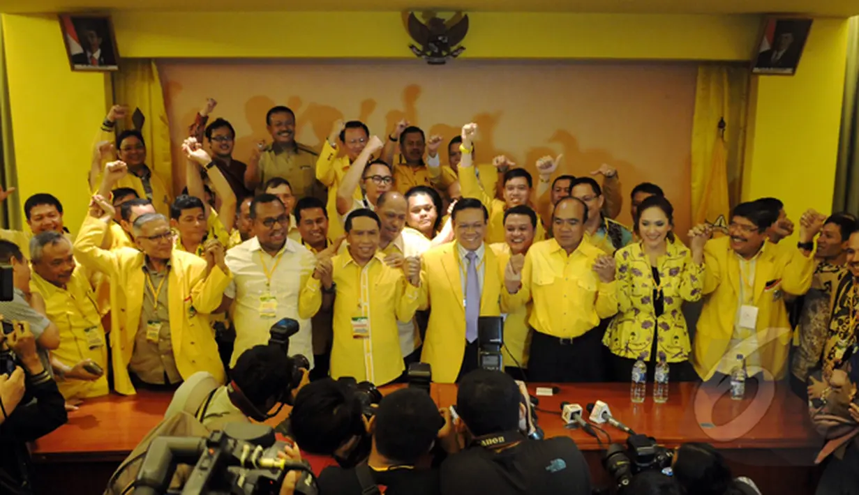 Keceriaan kubu Agung Laksono usai mengikuti sidang putusan Mahkamah Partai Golkar , Jakarta, Selasa (3/3/2015). Mahkamah Partai Golkar memutuskan untuk mengesahkan Golkar versi Munas Ancol(Liputan6.com/Andrian M Tunay)