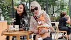 Dea Ananda mengunggah potret kebersamaan dengan sang ibunda bertepatan dengan hari ulang tahun wanita yang melahirkannya itu. Dalam keterangan, istri Ariel Nidji itu mengucapkan selamat dan menuliskan bahwa ibunya genap berusia 60 tahun. (Liputan6.com/IG/@dea_ananda)