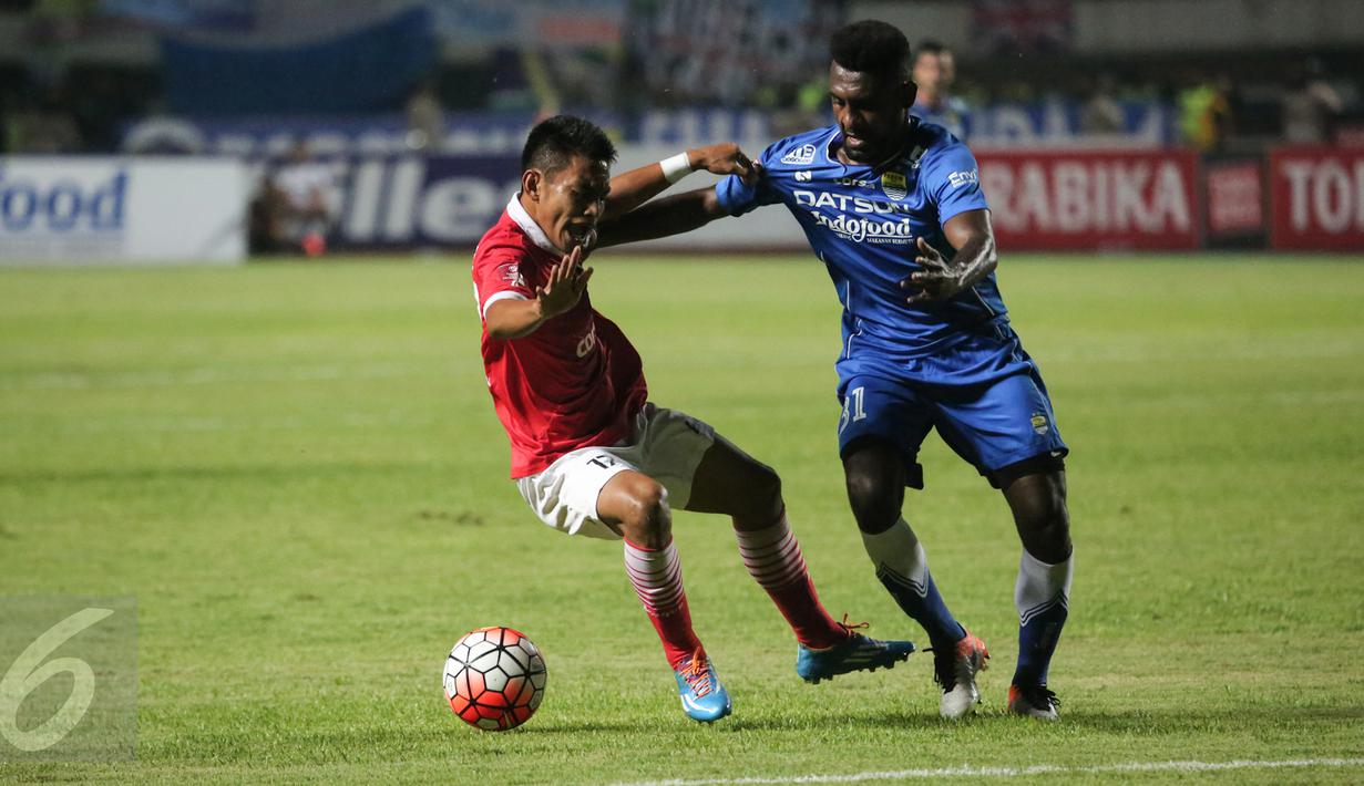Pemain Persib, Yanto Basna mengawal ketat pemain Persija, Abrizal ‎Amanailo dalam laga pekan ke-10 Torabika Soccer Championship di Stadion GBLA, Bandung, Sabtu (16/7). Hingga babak pertama usai kedudukan bertahan tanpa gol. (Liputan6.com/Yoppy Renato)