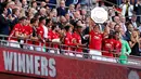 Ekspresi bahagia Zlatan Ibrahimovic saat menjuari Piala Community Shield di stadion Wembley, London, Inggris, (1/8). Gol Ibrahimovic menit ke 83 menjadi penentu kemengangan MU atas Leicester City. (Reuters/Andrew Couldridge)