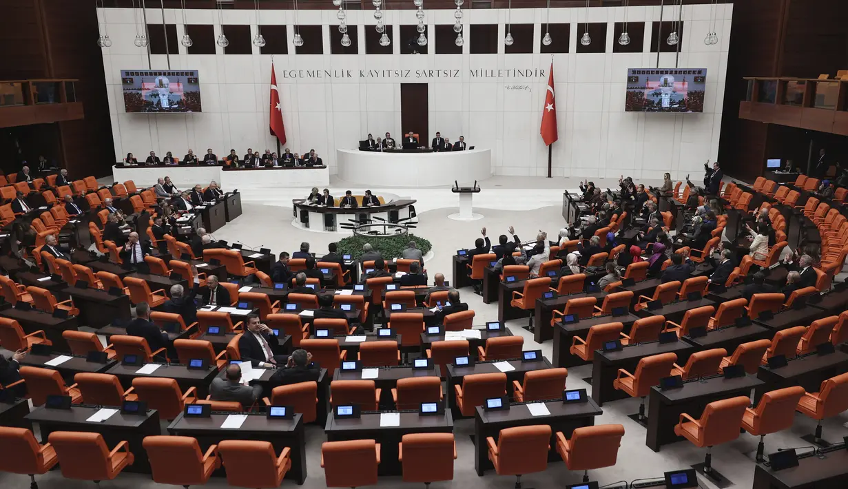 Parlemen Turki pada hari Kamis meratifikasi aplikasi Finlandia untuk bergabung dengan NATO, mengangkat rintangan terakhir yang menghalangi aksesi negara Nordik yang telah lama tertunda ke dalam aliansi militer Barat. (AP Photo/Burhan Ozbilici)