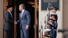 Menteri Urusan Perang Amerika Serikat, Pete Hegseth (kedua kiri) menyambut kedatangan Menteri Pertahanan Republik Indonesia, Sjafrie Sjamsoeddin, sesaat sebelum upacara penghormatan di Pentagon, Arlington, Virginia, pada 13 April 2026. Menteri Pertahanan Republik Indonesia, Sjafrie Sjamsoeddin, bertemu dengan Menteri Urusan Perang Amerika Serikat, Pete Hegseth. (Chip Somodevilla/Getty Images North America/Getty Images via AFP)