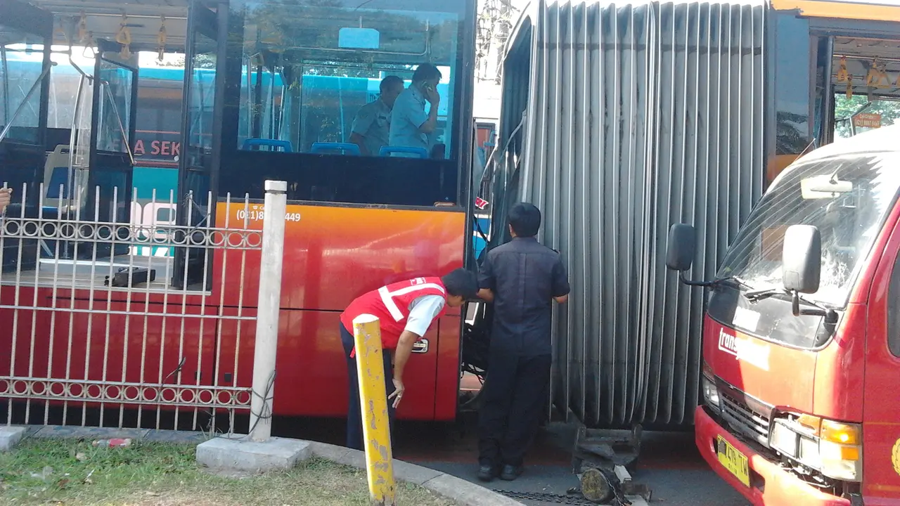 Bus Gandeng Transjakarta Terbelah, Kualitas Buruk?