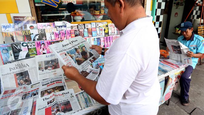 Warga membaca Koran hari ini di Jakarta, Rabu (10/5). Vonis Hakim terhadap Basuki Tjahaja Purnama (Ahok) kemarin membuat Sejumlah koran Nasional menjadikan berita Ahok halaman depan. (Liputan6.com/Johan Tallo)