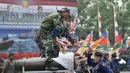 Anggota Kepolisian Air dan Udara (Polairud) melakukan atraksi saat perayaan HUT ke-68 Korpolairud di Mako Ditpolairud, Jakarta, Senin (3/12). Atraksi yang dipertontonkan seperti ketangkasan dan permainan musik. (Merdeka.com/Iqbal Nugroho)