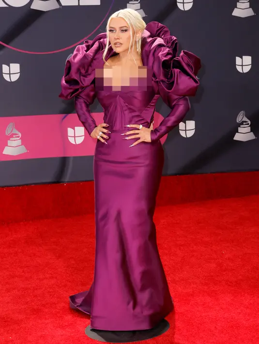 <p>Christina Aguilera menghadiri Latin Grammy Awards 2022 di Michelob Ultra Arena, Las Vegas, Nevada, Amerika Serikat, 17 November 2022. Gaun panjang berkorset yang dikenakan Christina menampilkan detail ruched-ruffle pada bagian bahu sehingga menciptakan semacam lingkaran cahaya di sekelilingnya. (Frazer Harrison/Getty Images/AFP)</p>
