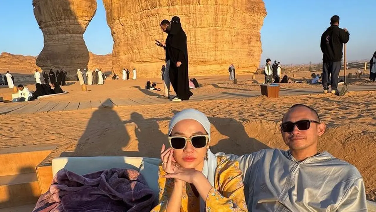 Gaya Bunga Citra Lestari Kenakan Hijab Turban saat Berkunjung ke Al Ula