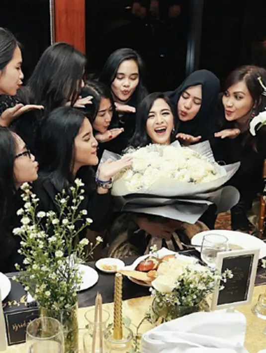 ‘Bridal Shower’ mewah tersebut dihadiri oleh sahabat-sahabat Nina Zatulini yang tampil  mengenakan ‘dresscode’ seragam gaun berwarna hitam. Tampak Nina dikelilingi para sahabatnya yang mengirimkan kecupan untuknya. (via instagram/@thebridedept)