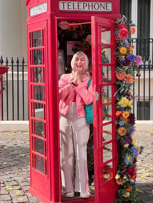 Seakan sudah mempersiapkan outfit, penampilan Nina saat berlibur kali ini bernuansa pink soft. Dengan outfit yang dikenakannya, membuat ibu tiga anak ini terlihat lebih fresh dan awet muda. Di liburannya ini, Nina dan suami bahkan terlihat seperti pasangan yang masih pacaran. (Liputan6.com/IG/@ninazatulini22)
