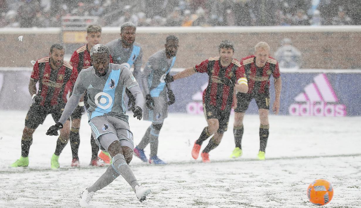 Gelandang Minnesota United, Kevin Molino, berupaya membobol gawang Atalanta United. Gol Molino dari titik penalti tersebut menjadi satu-satunya gol yang diciptakan oleh tim tuan rumah. (AP/Elizabeth Flores)