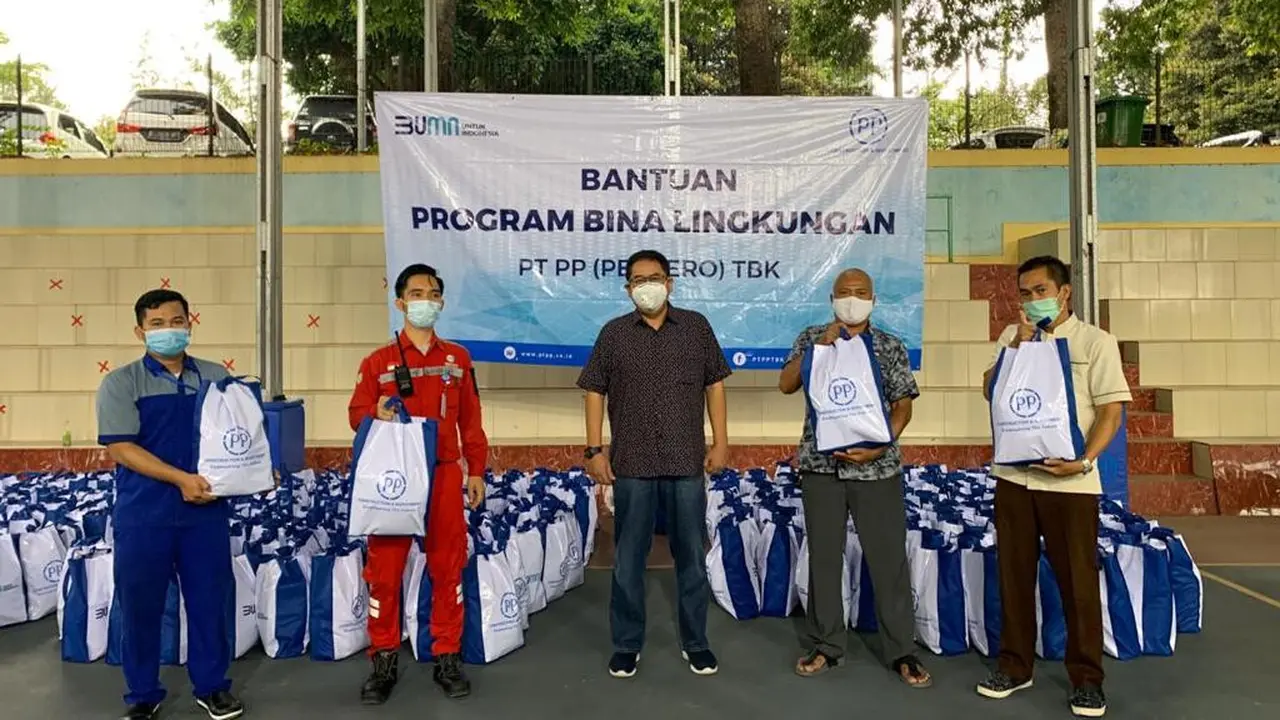 PTPP memberikan paket sembako gratis kepada para pekerja yang terkena dampak Covid-19 yang berada di lingkungan perusahaan