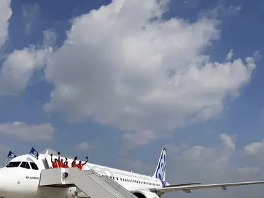 Para insinyur uji terbang merayakan penerbangan pertama Airbus A320neo di Colomiers, Toulouse, Perancis, (25/9/2014). (REUTERS/Regis Duvignau)