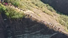 Foto dari udara menunjukkan wisawatan tengah mendaki bukit di taman olahraga luar ruangan di wilayah Cili, Kota Zhangjiajie, Provinsi Hunan, China tengah (14/11/2020). Olahraga luar ruangan pada awal musim dingin menarik banyak pengunjung ke wilayah tersebut. (Xinhua/Wu Yongbing)