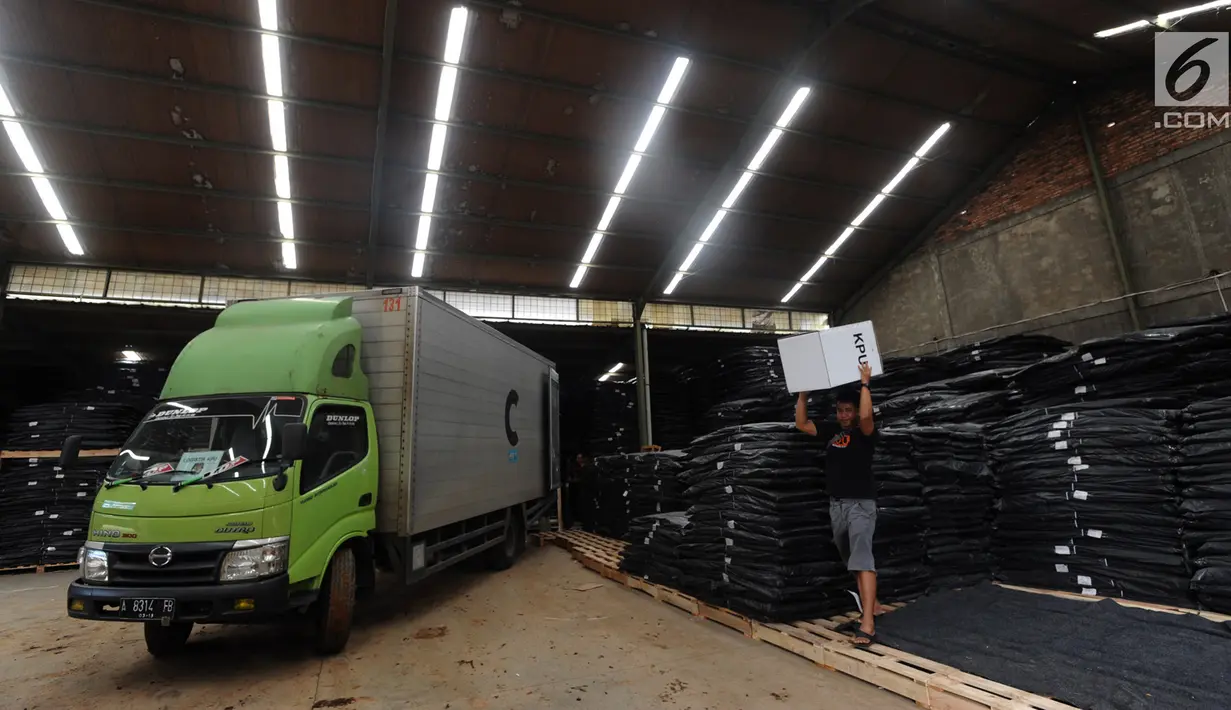 Petugas menata kotak suara Pemilu 2019 di Gudang KPU Kabupaten Bogor, Pondok Rajeg, Bogor, Rabu (14/11). KPU setempat menerima 75.115 kotak suara yang terbuat dari karton kedap air untuk menghadapi Pileg dan Pilpres 2019. (Merdeka.com/Arie Basuki)