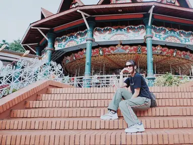 Tengah sibuk di dunia peran, pemilik nama lengkap Claudia Anissa ini menyempatkan waktunya untuk berkunjung di Dufan. Berpenampilan casual dengan kaos dan kacamata hitam, Dea siap menaiki wahana Dufan. (Liputan6.com/IG/deaaannisa)