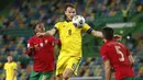 Pemain Swedia, Raphael Guerreiro, mengontrol bola saat melawan Portugal pada laga UEFA Nations League di Stadion Jose Alvalade, Kamis (15/10/2020). Portugal menang dengan skor 3-0. (AP Photo/Armando Franca)