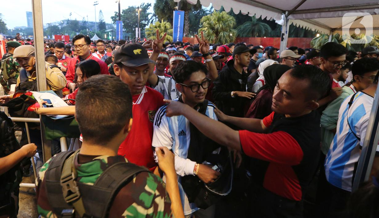 Sementara itu, dukungan warga terhadap pertandingan ini pun sudah membanjiri lini masa Twitter sejak pertandingan belum dimulai. (Bola.com/M. Iqbal Ichsan)