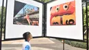 Siswa SD Negeri Menteng 01 mengamati karya foto yang dipamerkan dalam pameran fotografi Rekam Jakarta di Taman Menteng, Kamis (29/8/2019). Kegiatan tersebut dalam rangka edukasi bagi siswa mengenal profesi foto jurnalistik. (merdeka.com/Iqbal S Nugroho)