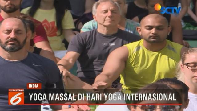 Di Amerika, festival yoga massal ini diselenggarakan di Time Square Kota New York dengan diikuti lebih dari 12 ribu orang peserta.