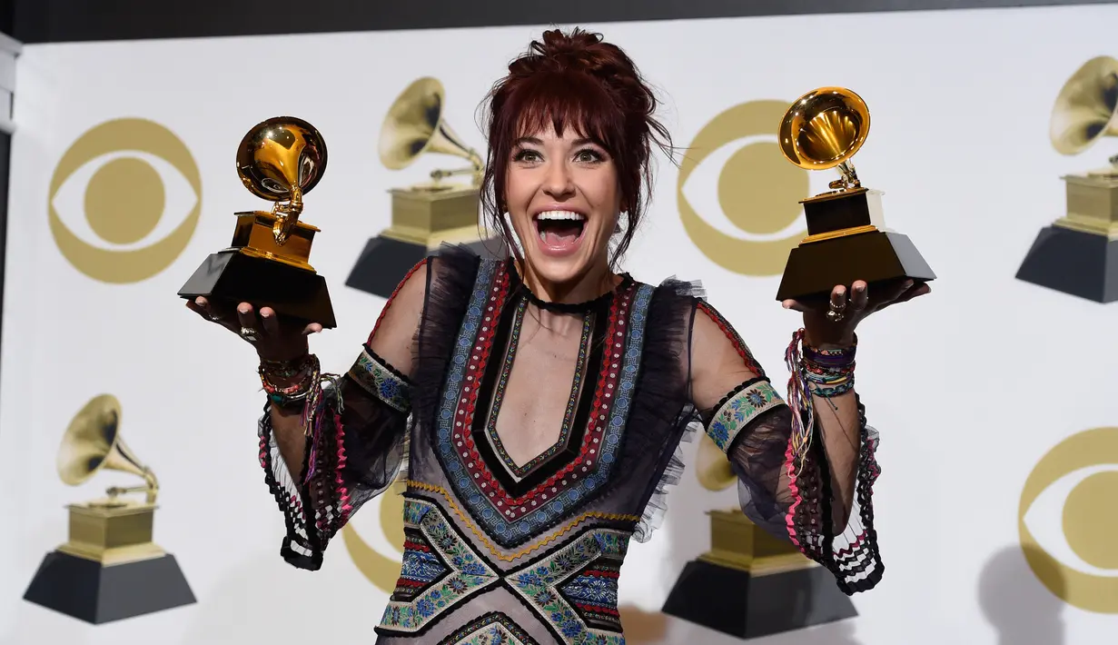 Laura Daigle berpose dengan penghargaan Grammy Awards 2019 di Staples Center, Los Angeles, AS, Minggu (10/2). Laura meraih Best Contemporary Christian Music Album dan Best Contemporary Christian Music Performance/Song.(Photo by Chris Pizzello/Invision/AP)