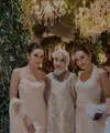 Selain sang mempelai wanita, penampilan para bridesmaid yang mendampingi juga tak luput dari perhatian. Termasuk Anissa Aziza dan Merdianti Octavia. [@merdioctav/@anissaaziza]