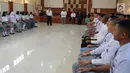 Peserta Diklat Paskibraka saat sesi pengenalan usai mengikuti upacara penerimaan peserta (Tantingan) di PPPON, Cibubur, Jakarta Timur, Selasa (25/7). Upacara tantingan merupakan tradisi di hari pertama diklat Paskibraka. (Liputan6.com/Yoppy Renato)