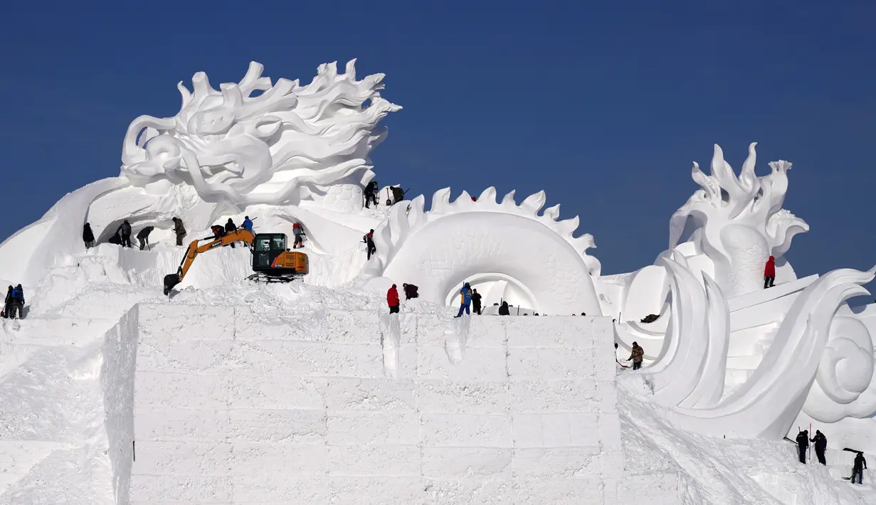 Para pemahat salju mengerjakan patung salju utama di kompleks Pameran Seni Pahatan Salju Internasional Pulau Matahari Harbin ke-33, Harbin, Provinsi Heilongjiang, China, 18 Desember 2020. (Xinhua/Wang Jianwei)