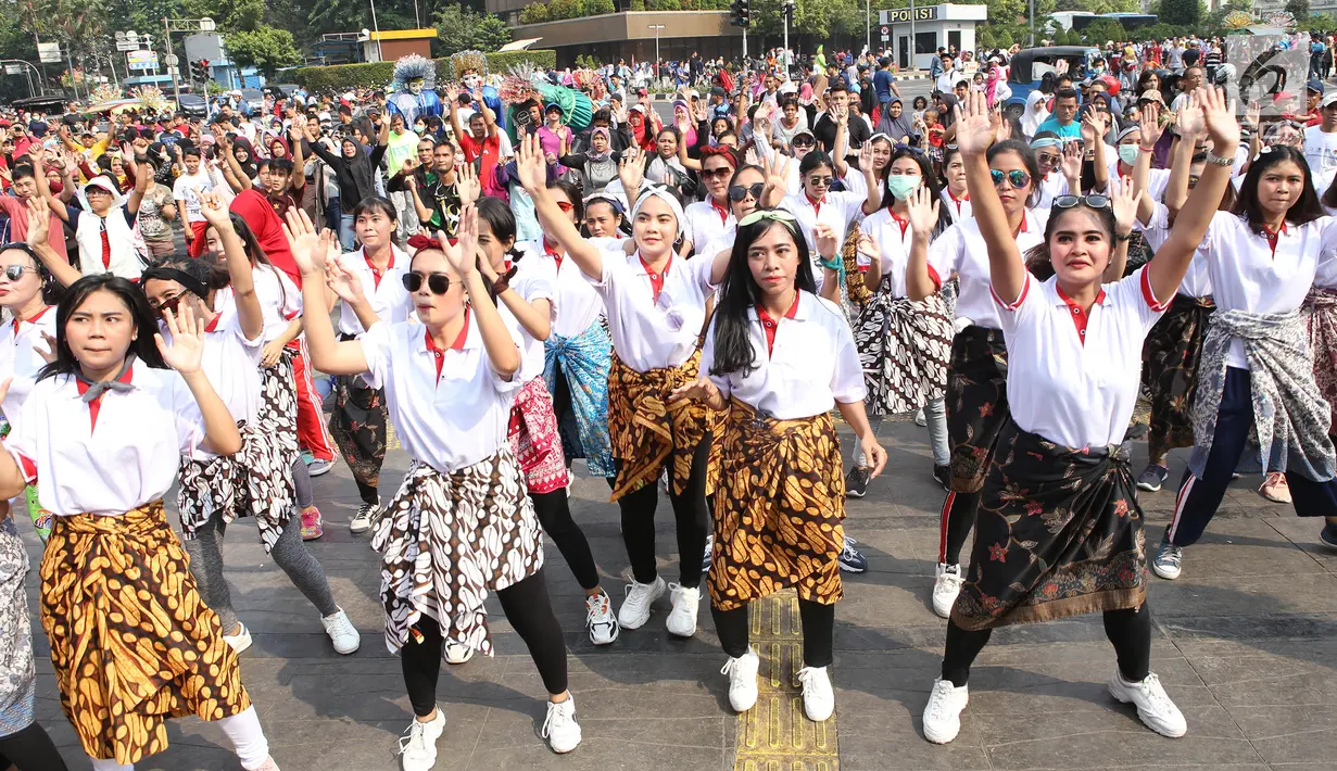 Srikandi Milenial menggelar flash dance di Car Free Day (CFD) kawasan Thamrin, Jakarta, Minggu (29/9/2019). Mereka mengajak warga menari bersama para pengunjung CFD. (Liputan6.com/Herman Zakharia)