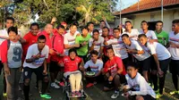 Skuat Bali United sedang merayakan ulang tahun Ricky Fajrin (Dewi Divianta/Liputan6.com)