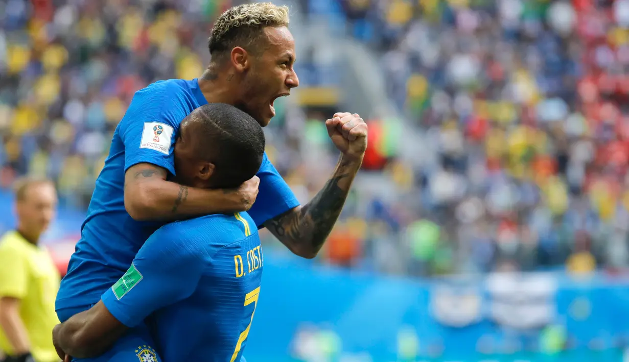 Penyerang Brasil, Neymar rekan setimnya, Douglas Costa merayakan gol ke gawang Kosta Rika pada akhir pertandingan Grup E di St Petersburg, Rusia Jumat (22/6). Pada laga ini Neymar berhasil mencetak gol perdana di Piala Dunia 2018. (AP/Dmitri Lovetsky)