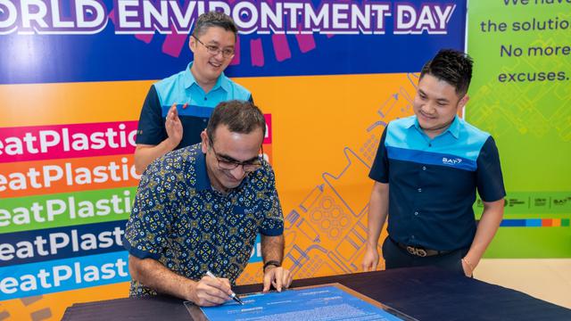 Bentoel Group mengumumkan Komitmen Green Mobility di kantor perusahaan di Karanglo, Malang.