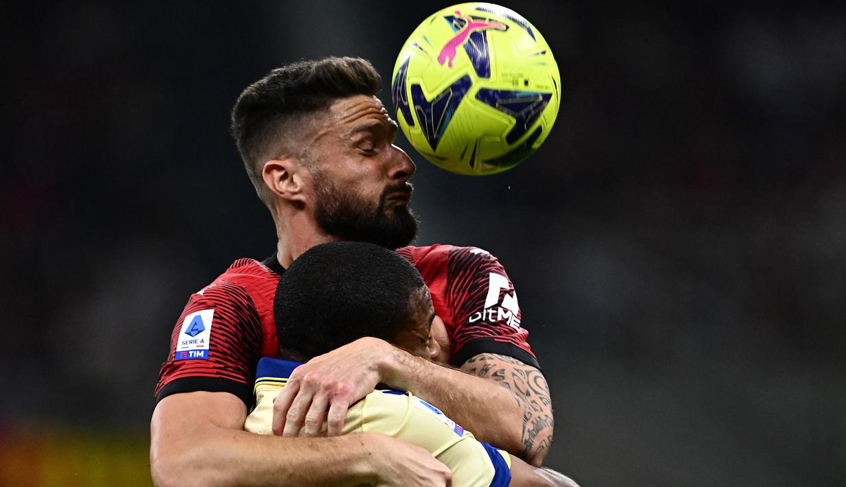 Striker AC Milan, Olivier Giroud (atas) berebut bola di udara dengan bek Hellas Verona, Isak Hien pada laga Liga Italia 2022/2023 di San Siro Stadium, Milan (4/6/2023). Seperti Romelu Lukaku, Olivier Giroud juga sempat didekati oleh beberapa klub Arab Saudi untuk meninggalkan AC Milan dan bermain di Saudi Pro League. Nilai kontrak selangit pun nyatanya ditolak karena masih ingin merumput di liga Eropa. (AFP/Gabriel Bouys)