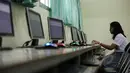 Siswa bersiap mengikuti Ujian Nasional (UN) berbasis komputer di SMAN 70 Jakarta, Senin (13/4/2015). Kemendikbud menjalankan kebijakan baru dengan mengadakan UN berbasis komputer pada 585 sekolah di seluruh Indonesia. (Liputan6.com/Faizal Fanani)