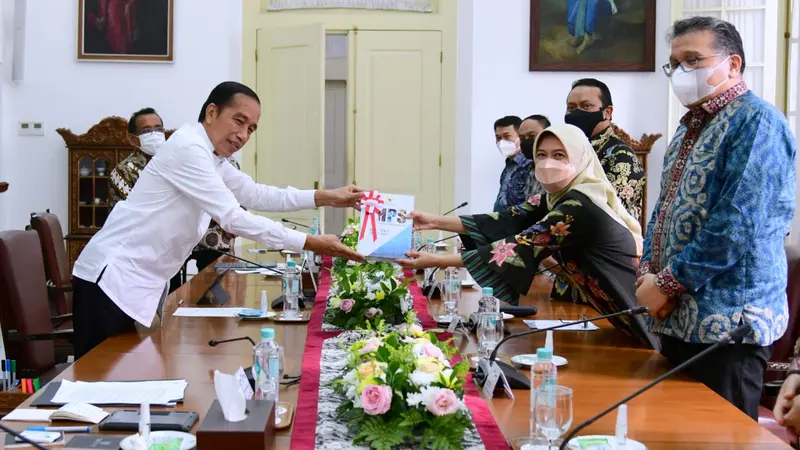 Presiden Jokowi menerima apresiasi Ikhtisar Hasil Pemeriksaan Semester (IHPS) II Tahun 2021 dari BPK RI di Istana Kepresidenan Bogor