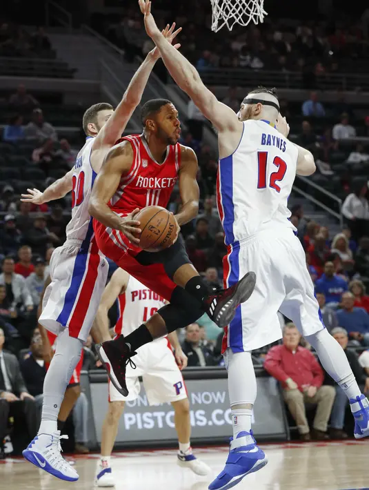 Guard Houston Rockets, Eric Gordon (tengah), berusaha melewati hadangan center Detroit Pistons, Aron Baynes (kanan), dalam laga babak reguler NBA 2016-2017 di The Palace of Auburn Hills, Michigan, Selasa (22/11/2016) WIB. (AP Photo/Paul Sancya)