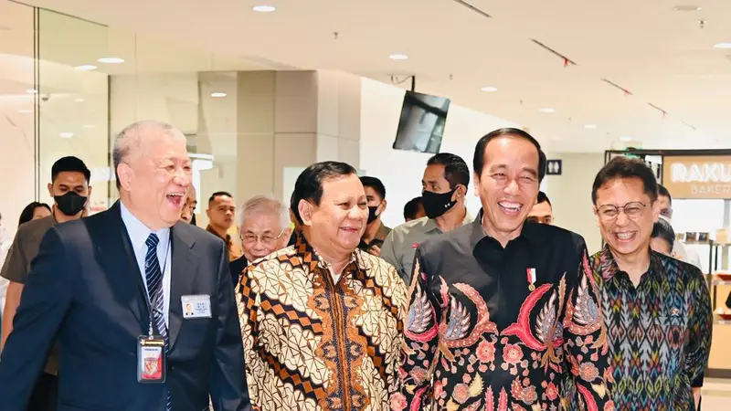 Presiden Joko Widodo (Jokowi) meninjau sejumlah fasilitas dan peralatan yang ada di Rumah Sakit Tzu Chi Hospital, Jakarta, pada Rabu, 14 Juni 2023. Dia didampingi Menhan Prabowo Subianto.