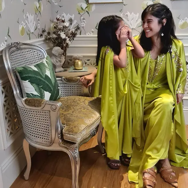 6 Gaya Seleb Pakai Kaftan, Bisa Jadi Inspirasi Lebaran
