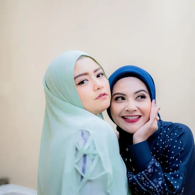 6 Potret Tika dan Tiwi Eks T2 saat Sama-Sama Tampil Berhijab, Bak Kembar