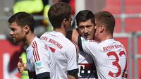 Para pemain Bayern Munchen merayakan gol ke gawang Ingolstadt pada laga Bundesliga di Audi Sportpark, Ingolsadt, Sabtu (7/5/2016). (AFP/Christof Stache)