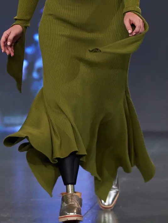 Sebuah kaki palsu yang dikenakan seorang model saat menampilkan koleksi Spring/Summer 2018 Teatum Jones pada hari pertama London Fashion Week, 15 September 2017. Model 22 tahun bernama Vicky Balch itu melenggang dengan penuh semangat. (NIKLAS HALLE'N/AFP)