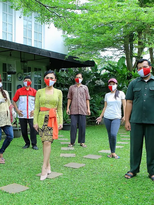 6 Potret Yuni Shara Saat Bagikan Sembako dengan Kebaya, Curi Perhatian