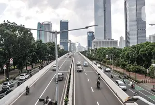 Sejumlah pengendara sepeda motor saat menerobos jalan layang non tol (JLNT) Casablanca, Kuningan, Jakarta Selatan, Senin (9/1/2023). Menurut Dirlantas Polda Metro Jaya Kombes Latif Usman, tilang manual akan diberlakukan hanya untuk sejumlah pelangaran lalu lintas yang sulit tertangkap kamera tilang elektronik. (merdeka.com/Iqbal S Nugroho)