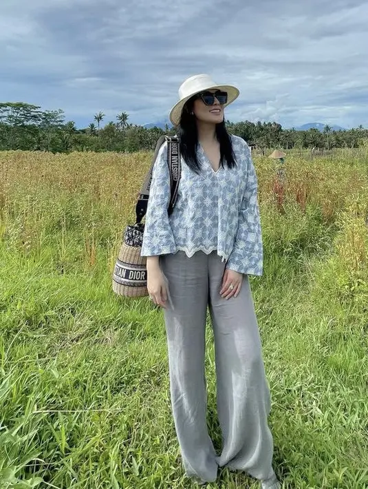 Loose pants abu-abu dipadukan dengan blouse biru motif seperti Nindy ini cocok sekali dikenakan ketika berlibur lho. (@nindyayunda)