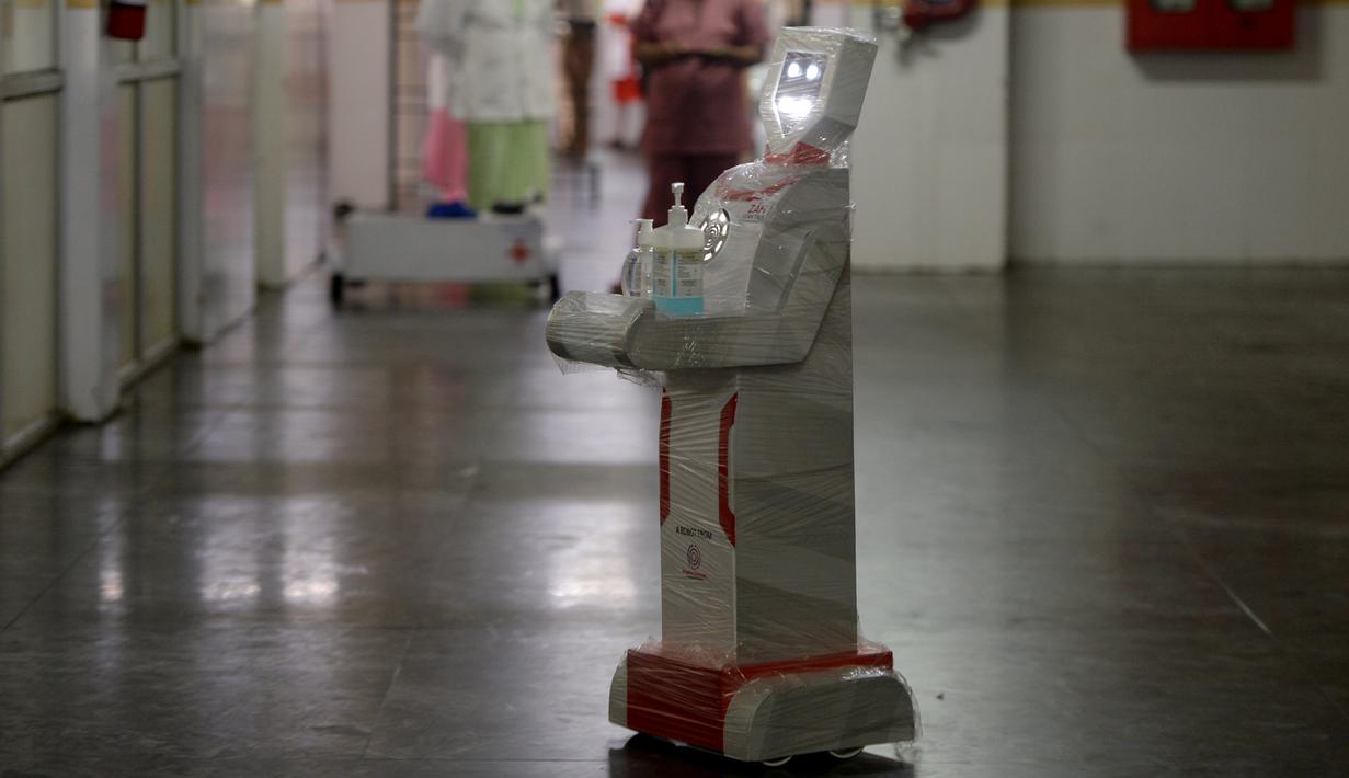 Robot interaktif 'Zafi' yang akan digunakan di ruang isolasi Covid -19 dalam demo di rumah sakit Stanley Medical di Chennai, 6 April 2020. Robot ini dikerahkan untuk melayani makanan dan obat-obatan bagi pasien Covid-19 dalam upaya meminimalkan tenaga medis tertular virus corona. (Arun SANKAR/AFP)
