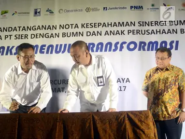 Plt dirut Sier, Fatah (kiri) berjabat tangan dengan Direktur Jamkrindo Amin Masudi usai melakukan kerjasama BUMN sinergi di hotel Mercure Surabaya, Jumat (27/10/2017). Penandatangan Nota Kesepahaman Sinergi BUMN tentang Penjaminan Proyek. (Liputan6.com)