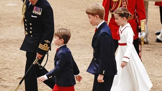 Komandan Rob Dixon, bodyguard ganteng Pangeran William siap mengawal anak-anaknya untuk menonton Trooping the Colour. (Instagram royal_family_history)