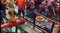 Proses evakuasi kapal karam di Selat Madura oleh KM Berlian Selatan (Istimewa)