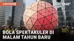 Bola ikonik Malam Tahun Baru di Times Square, New York, mendapat sentuhan akhir! Rapper Pitbull membantu memasang segmen kristal terakhir pada bola berdiameter 12 kaki dengan berat enam ton, dihiasi 2.688 kristal dan 32.000 lampu LED.