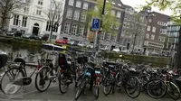 Sejumlah sepeda terparkir di sebuah parkiran khusus sepeda di sekitar kawasan kota Amsterdam, Belanda, Kamis (20/4). Sepeda juga banyak digunakan oleh wisatawan untuk menjelajah Amsterdam. (Liputan6.com/Immanuel Antonius)