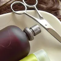 Ada beberapa cara yang bisa dilakukan untuk merawat rambut tanpa harus pergi ke salon.